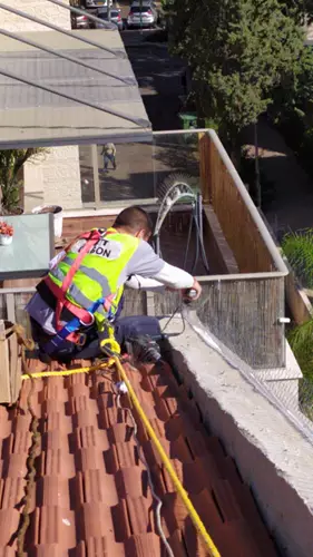 התקנת דוקרנים להרחקת יונים על גג רעפים